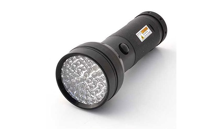 LEDwholesalers 51-LED 395nm Ultra Violet Blacklight UV Flashlight 3xAA